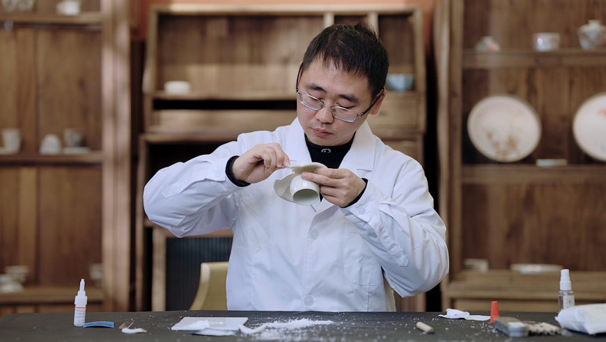 王毅说的“两面人”究竟是谁,澳门正版玄机资料免费大全,重点解答解释落实_模拟版V9.59